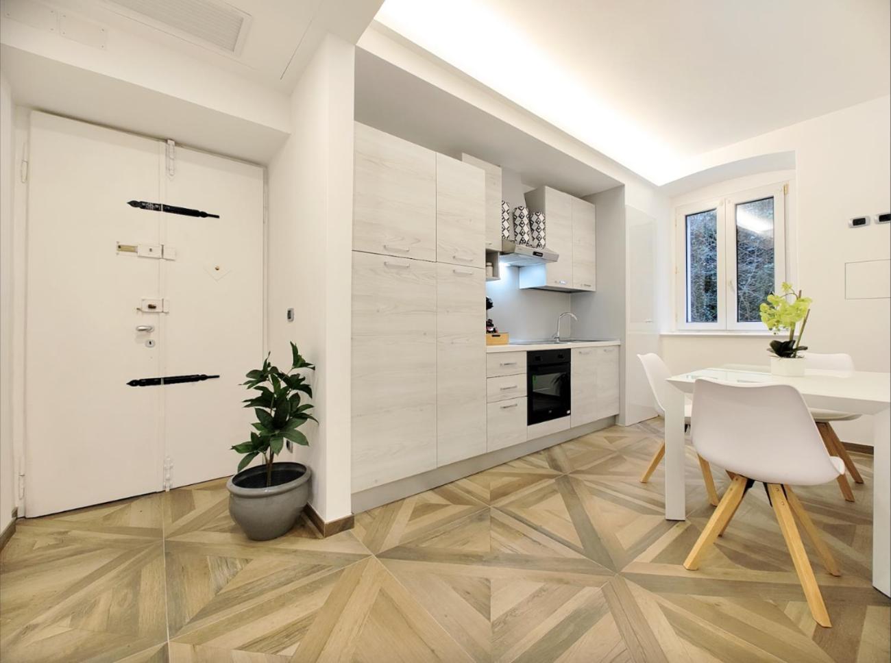 Trieste Stazione - Free Wifi Apartment Bagian luar foto